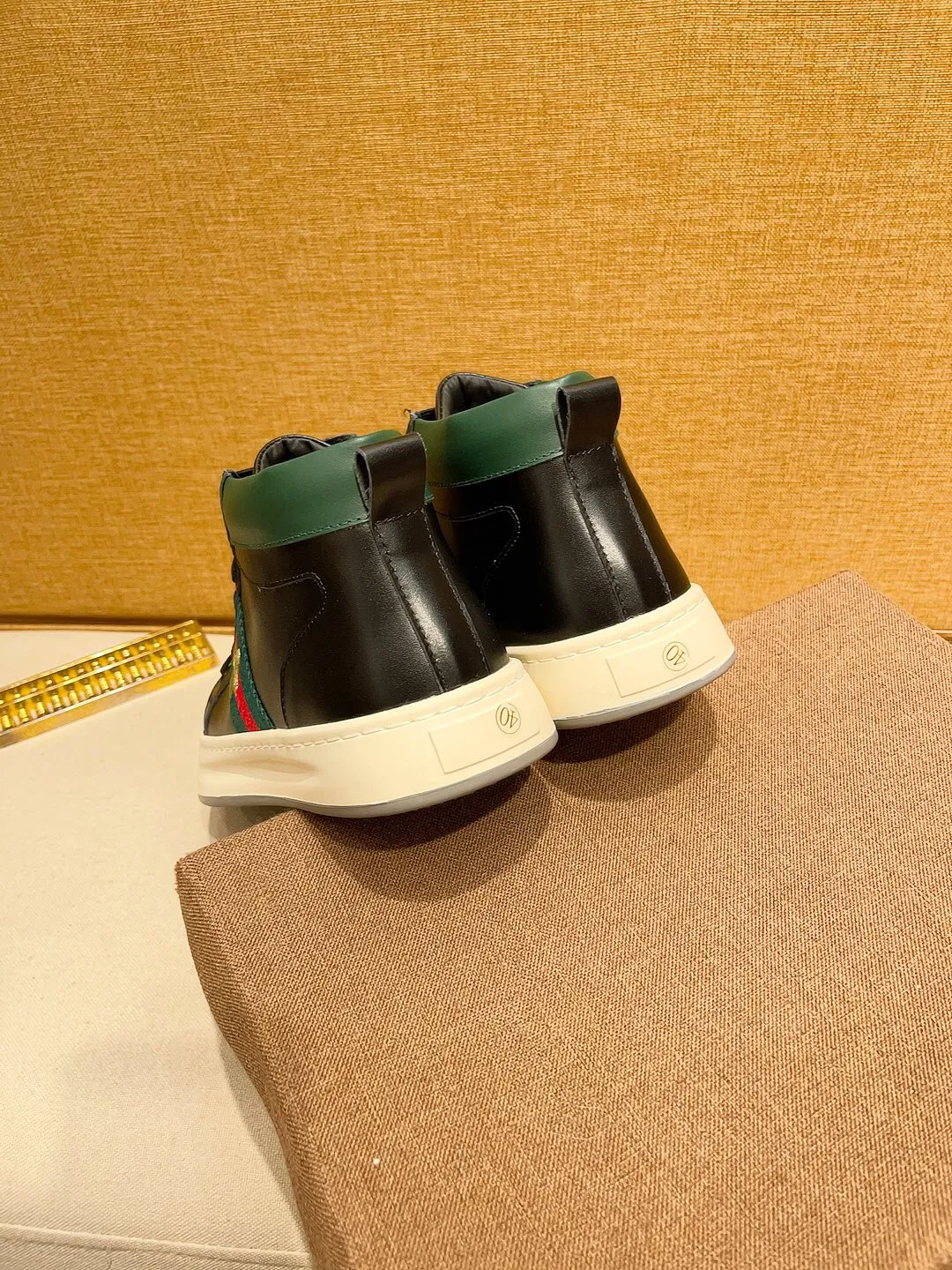 Factory price 440 [Gucci] Gucci's latest high-top casual Korean-style men's shoes, brand new autumn and winter design, perfect workmanship, cabinet quality, upper: cowhide material, leather lining; soft and comfortable, rubber outsole ultra-light, wear-resistant, simple, versatile fashion men's shoes, color optional, size 38--44